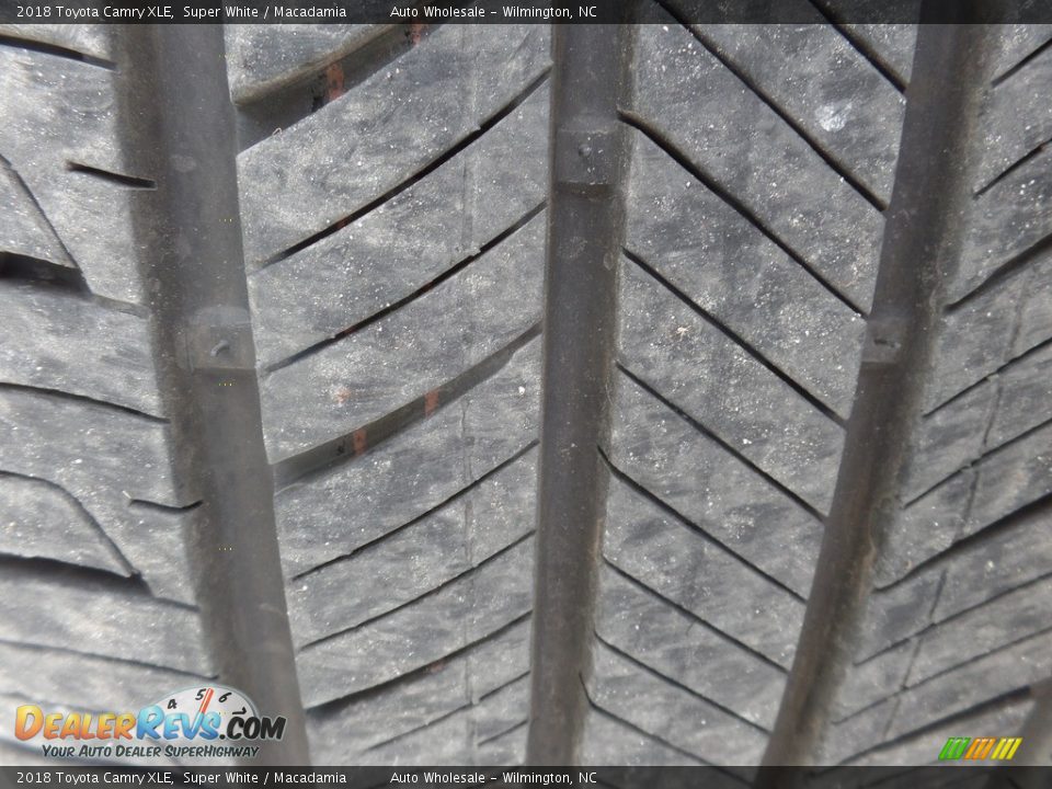 2018 Toyota Camry XLE Super White / Macadamia Photo #9