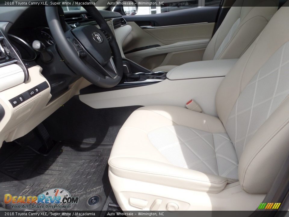 2018 Toyota Camry XLE Super White / Macadamia Photo #10