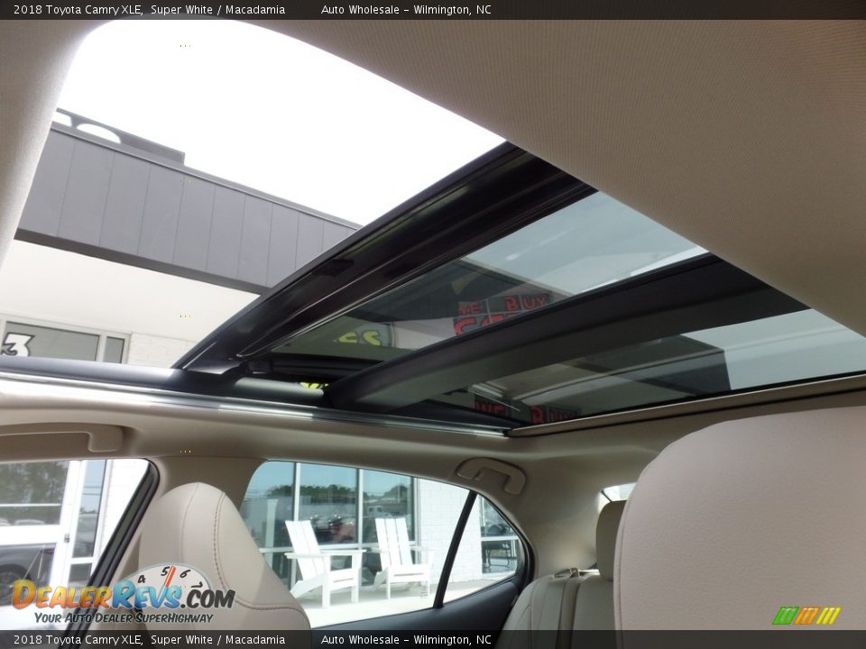 2018 Toyota Camry XLE Super White / Macadamia Photo #11