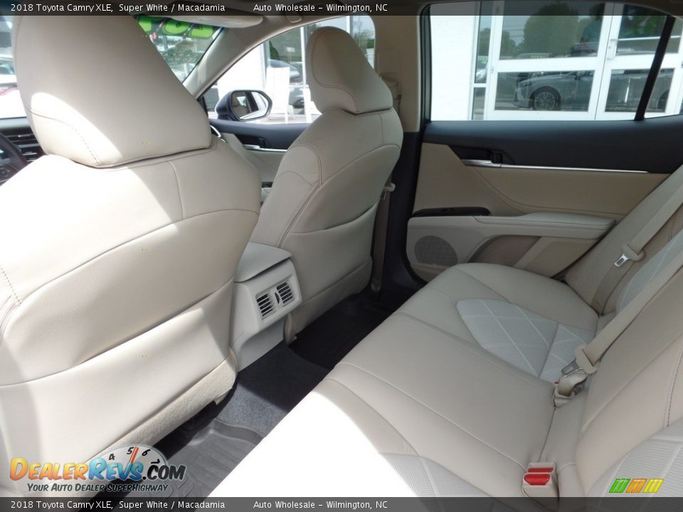 2018 Toyota Camry XLE Super White / Macadamia Photo #12
