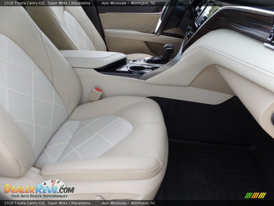 2018 Toyota Camry XLE Super White / Macadamia Photo #13