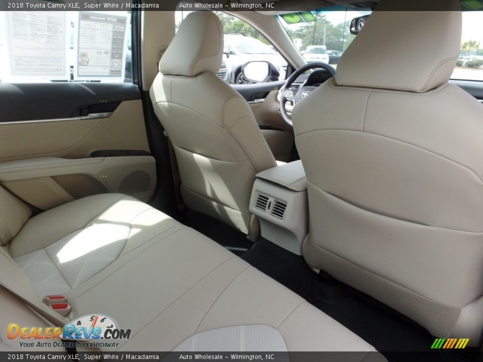 2018 Toyota Camry XLE Super White / Macadamia Photo #14