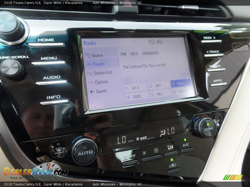 2018 Toyota Camry XLE Super White / Macadamia Photo #17