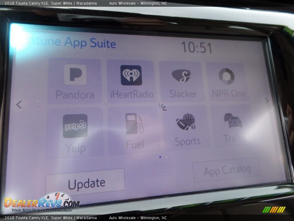 2018 Toyota Camry XLE Super White / Macadamia Photo #19