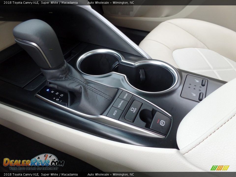 2018 Toyota Camry XLE Super White / Macadamia Photo #20