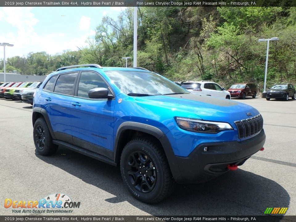 Front 3/4 View of 2019 Jeep Cherokee Trailhawk Elite 4x4 Photo #7