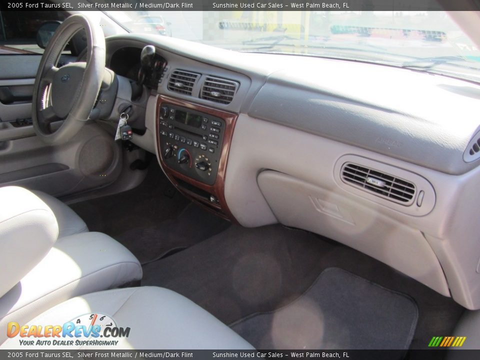2005 Ford Taurus SEL Silver Frost Metallic / Medium/Dark Flint Photo #17