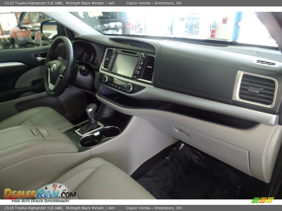 2018 Toyota Highlander XLE AWD Midnight Black Metallic / Ash Photo #16