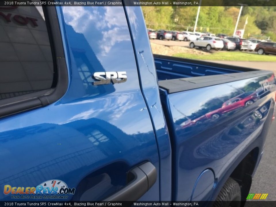 2018 Toyota Tundra SR5 CrewMax 4x4 Blazing Blue Pearl / Graphite Photo #9