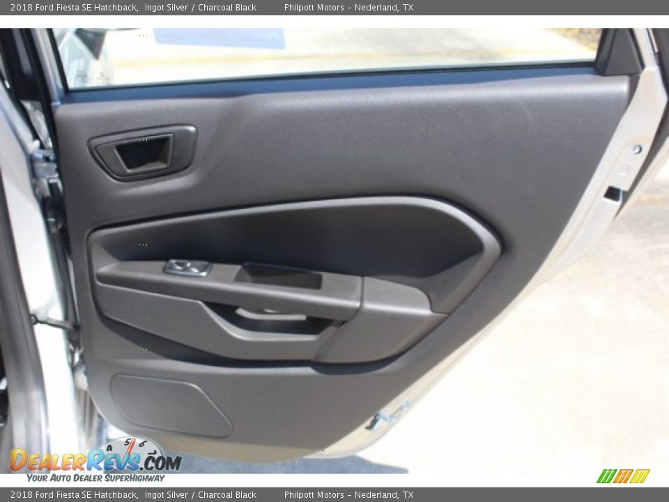 2018 Ford Fiesta SE Hatchback Ingot Silver / Charcoal Black Photo #28