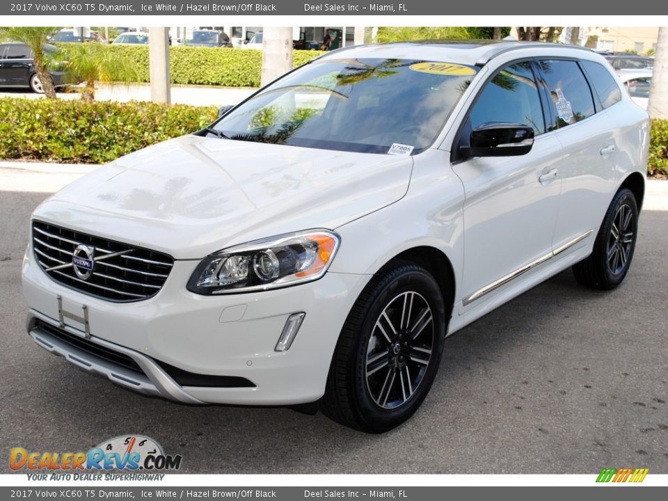 Front 3/4 View of 2017 Volvo XC60 T5 Dynamic Photo #4