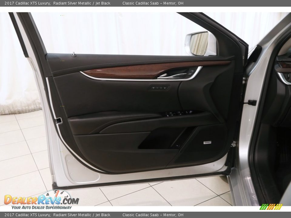 2017 Cadillac XTS Luxury Radiant Silver Metallic / Jet Black Photo #4