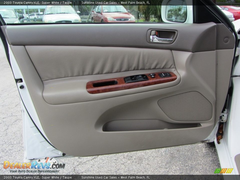 2003 Toyota Camry XLE Super White / Taupe Photo #9