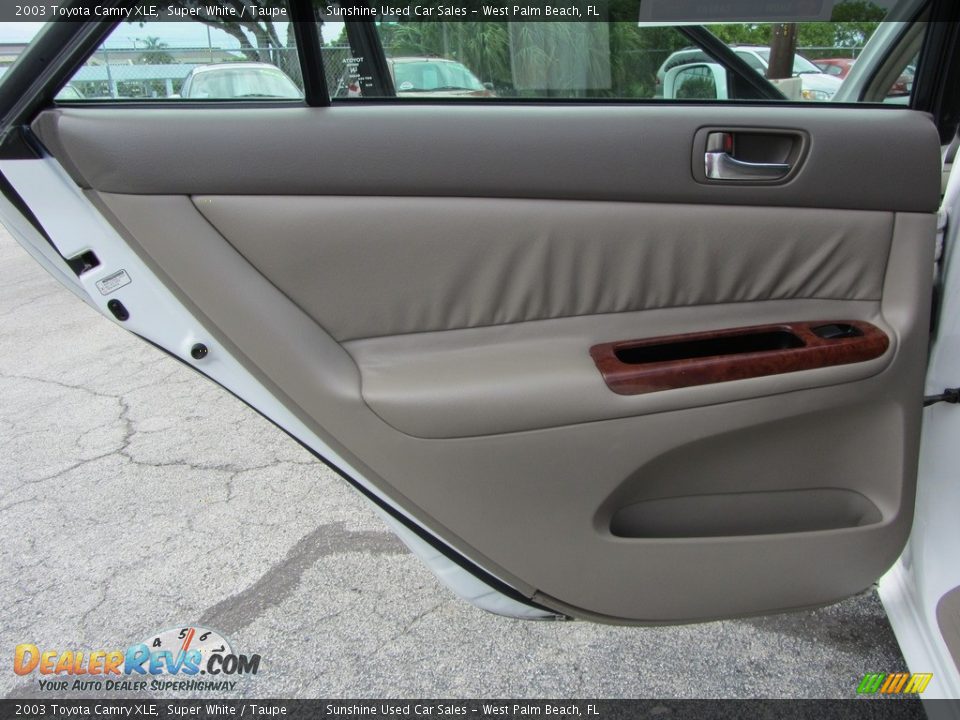 2003 Toyota Camry XLE Super White / Taupe Photo #12