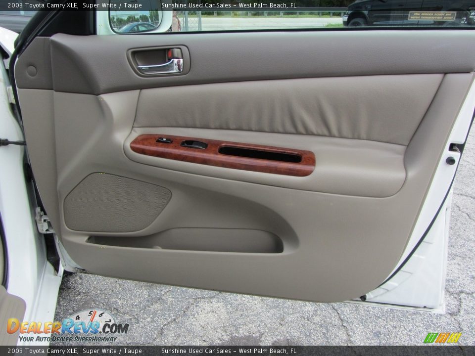 2003 Toyota Camry XLE Super White / Taupe Photo #15