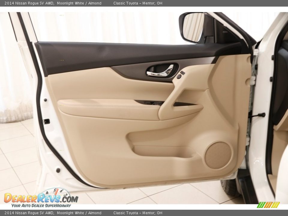 2014 Nissan Rogue SV AWD Moonlight White / Almond Photo #4
