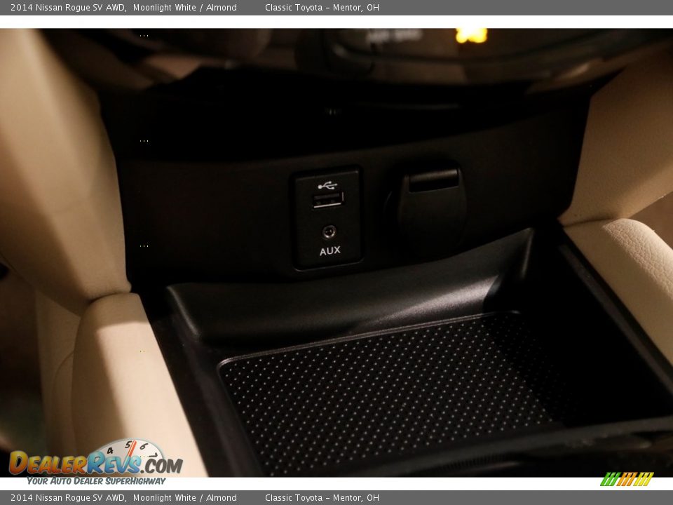 2014 Nissan Rogue SV AWD Moonlight White / Almond Photo #13