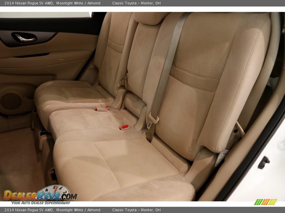 2014 Nissan Rogue SV AWD Moonlight White / Almond Photo #17