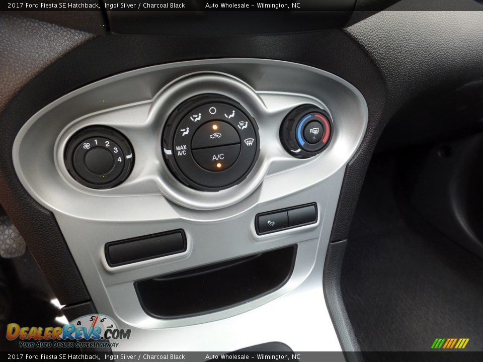 2017 Ford Fiesta SE Hatchback Ingot Silver / Charcoal Black Photo #18