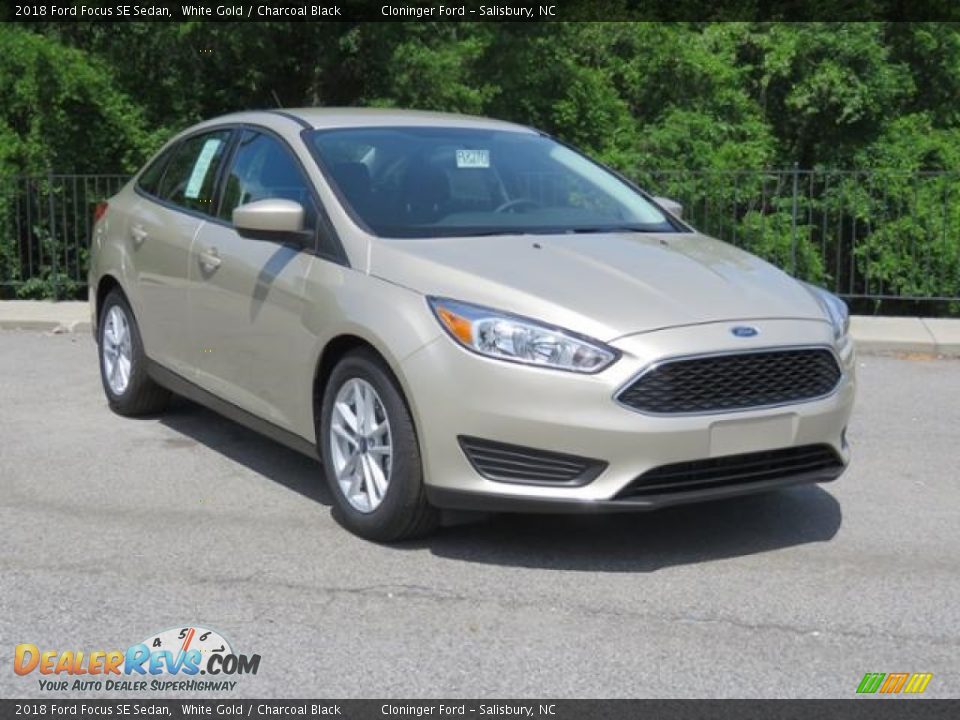 2018 Ford Focus SE Sedan White Gold / Charcoal Black Photo #1