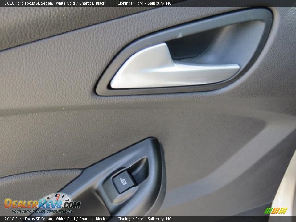 2018 Ford Focus SE Sedan White Gold / Charcoal Black Photo #6