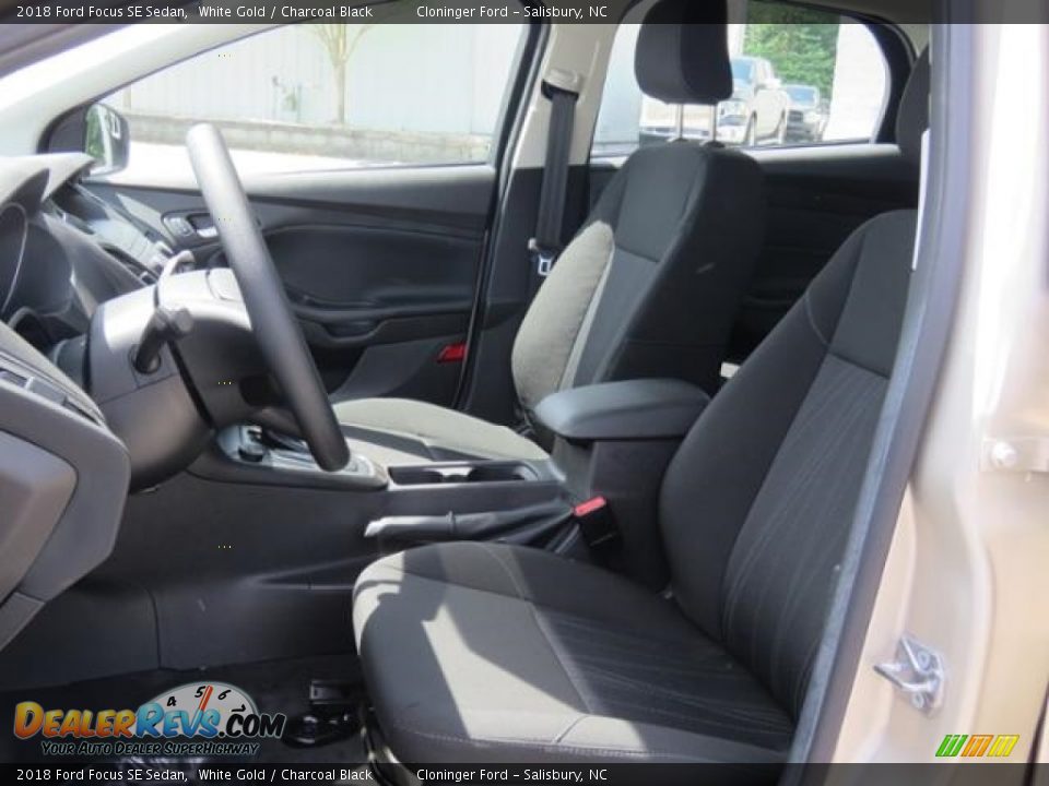 2018 Ford Focus SE Sedan White Gold / Charcoal Black Photo #7