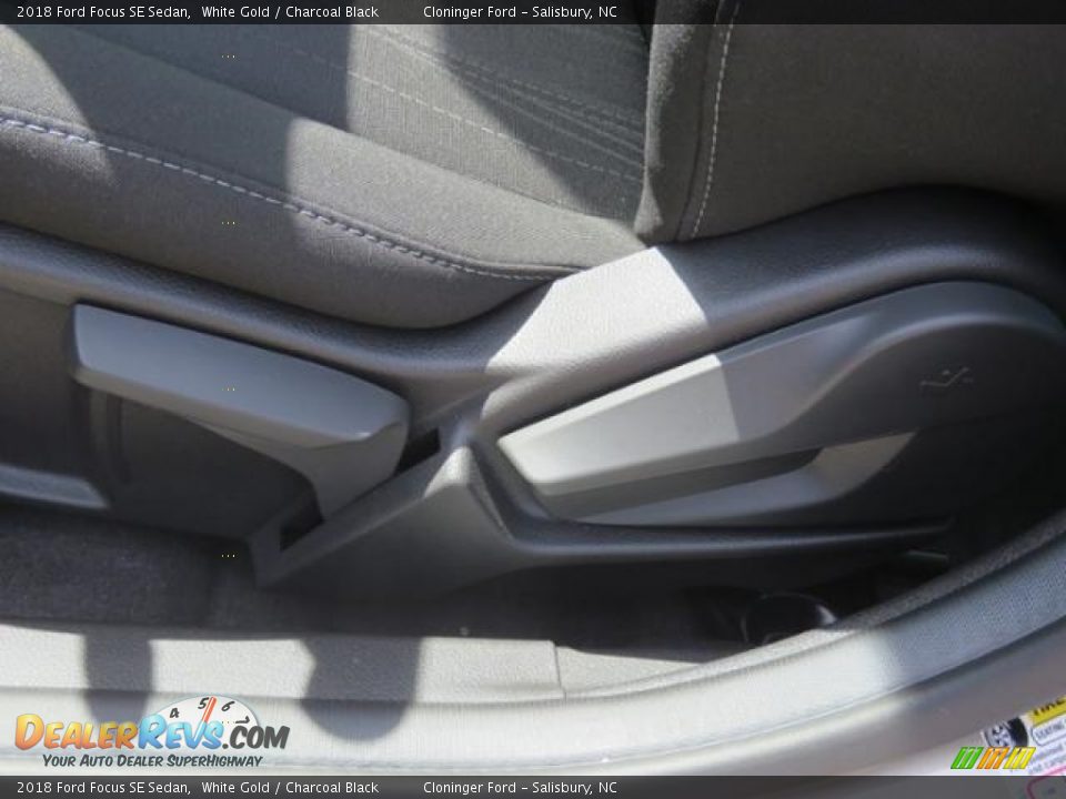 2018 Ford Focus SE Sedan White Gold / Charcoal Black Photo #8