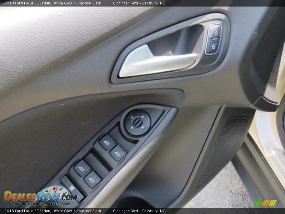 2018 Ford Focus SE Sedan White Gold / Charcoal Black Photo #9