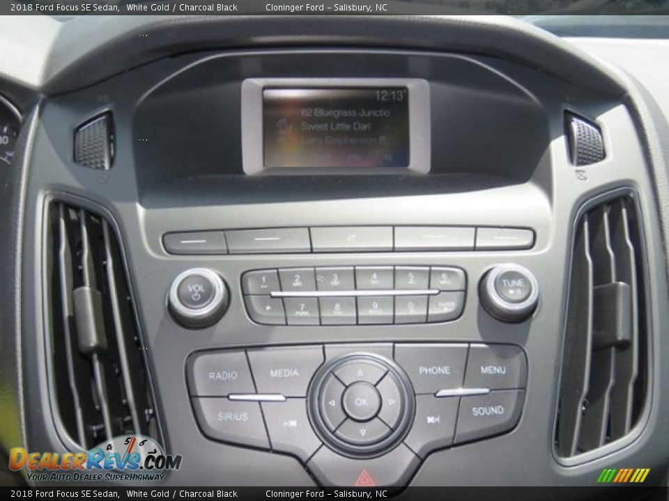 2018 Ford Focus SE Sedan White Gold / Charcoal Black Photo #11