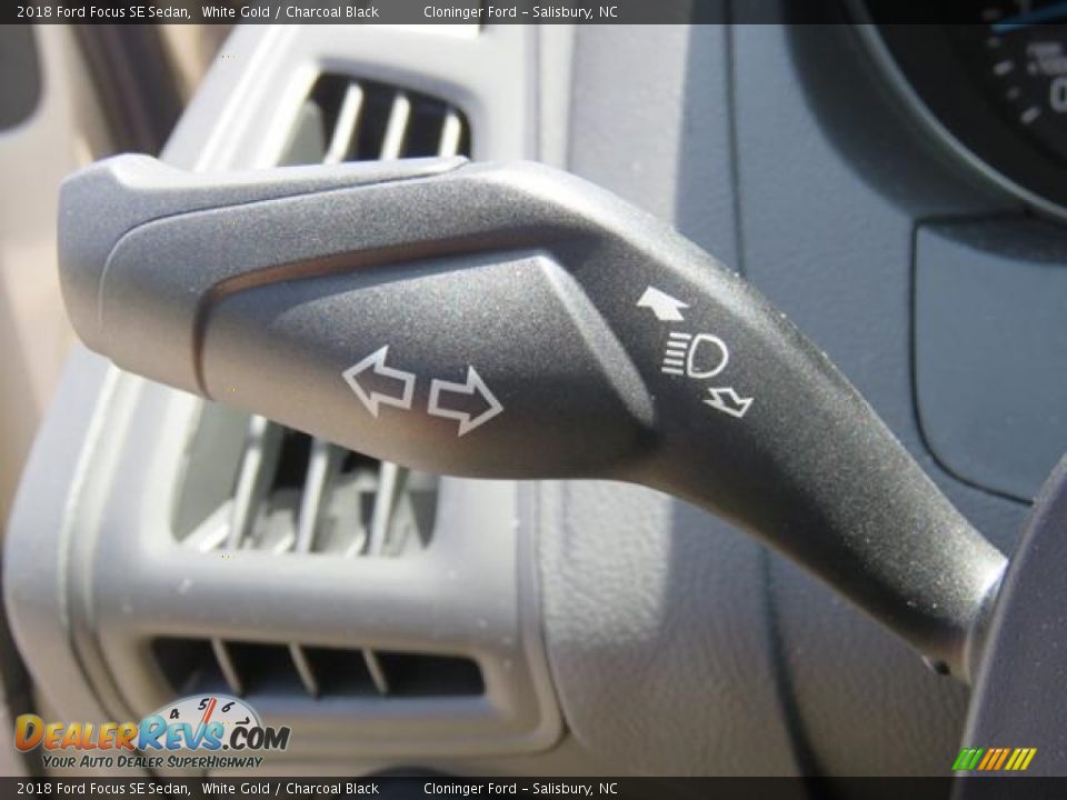 2018 Ford Focus SE Sedan White Gold / Charcoal Black Photo #17