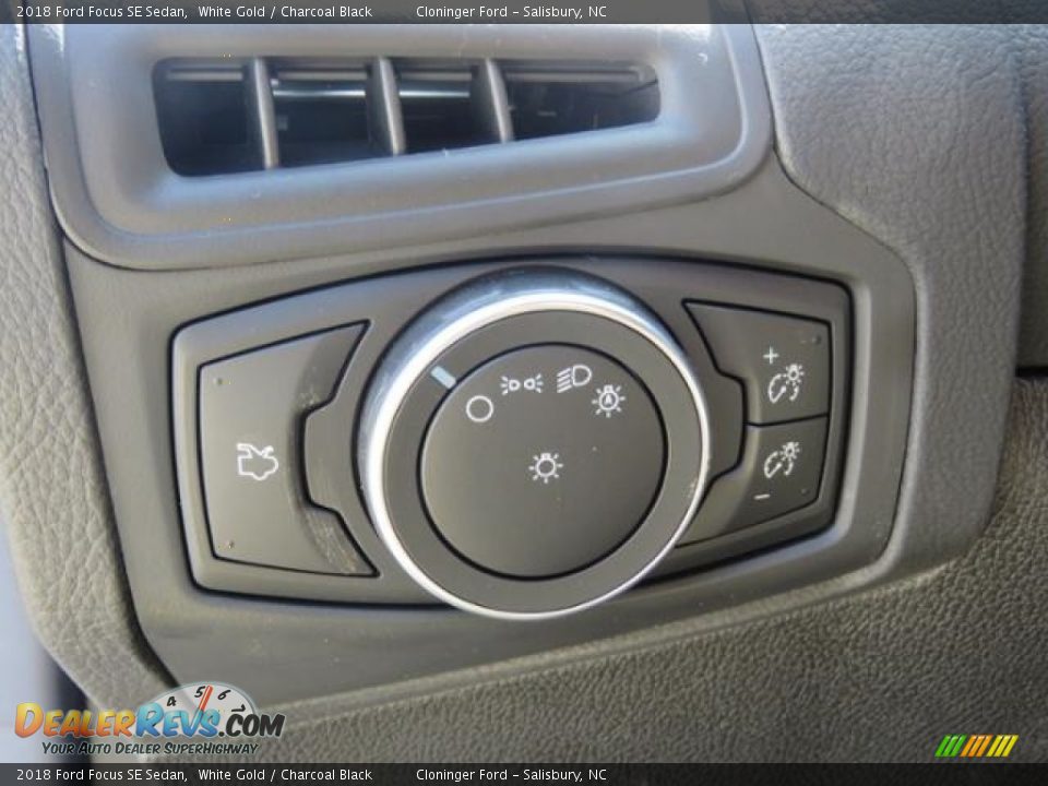 2018 Ford Focus SE Sedan White Gold / Charcoal Black Photo #19