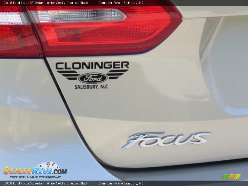 2018 Ford Focus SE Sedan White Gold / Charcoal Black Photo #24