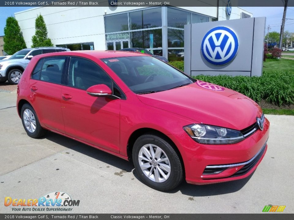 Front 3/4 View of 2018 Volkswagen Golf S Photo #2