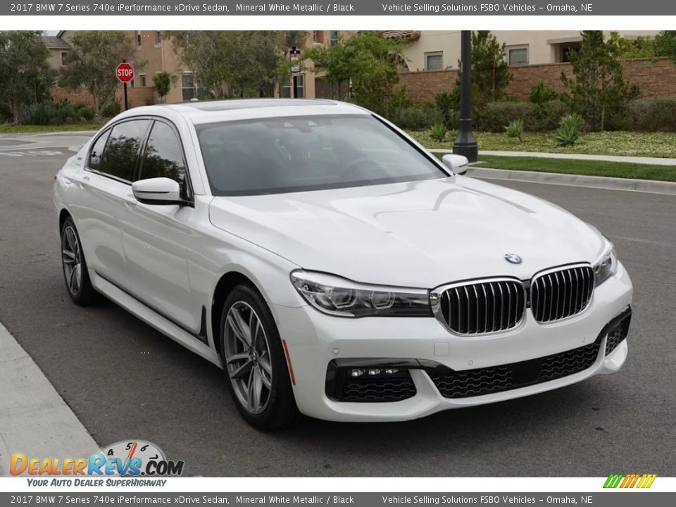 Front 3/4 View of 2017 BMW 7 Series 740e iPerformance xDrive Sedan Photo #20