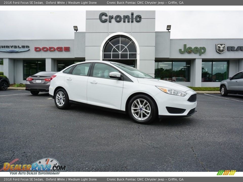 2016 Ford Focus SE Sedan Oxford White / Medium Light Stone Photo #1