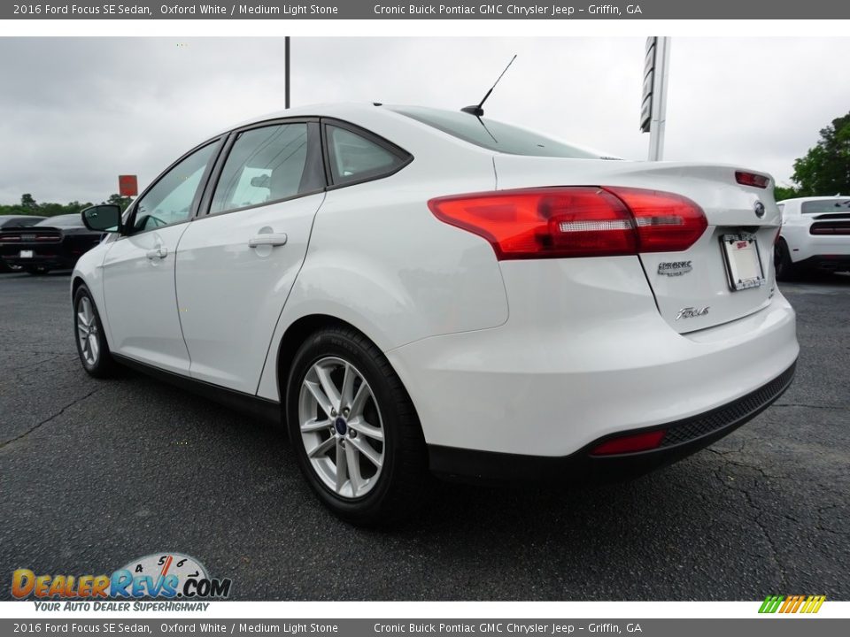 2016 Ford Focus SE Sedan Oxford White / Medium Light Stone Photo #10