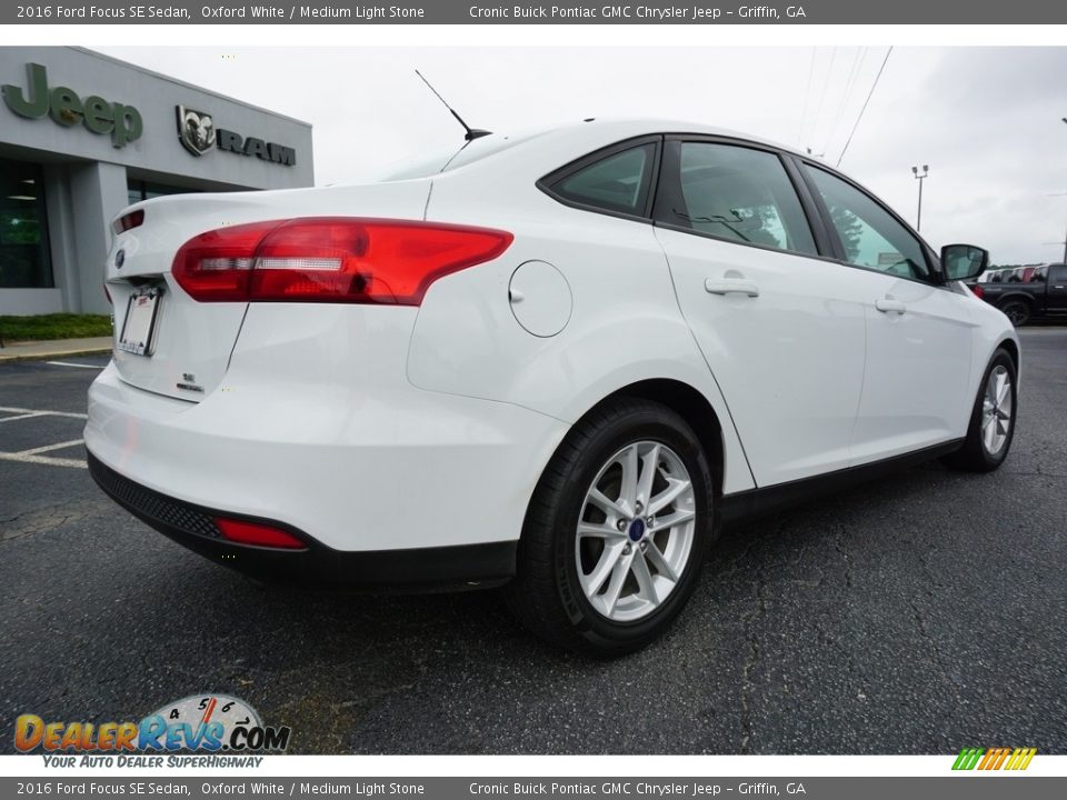 2016 Ford Focus SE Sedan Oxford White / Medium Light Stone Photo #12