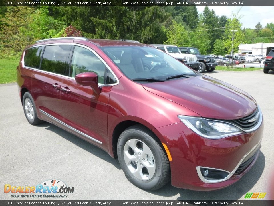 Front 3/4 View of 2018 Chrysler Pacifica Touring L Photo #7