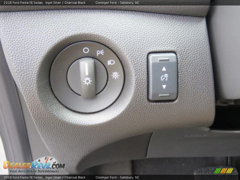 2018 Ford Fiesta SE Sedan Ingot Silver / Charcoal Black Photo #16