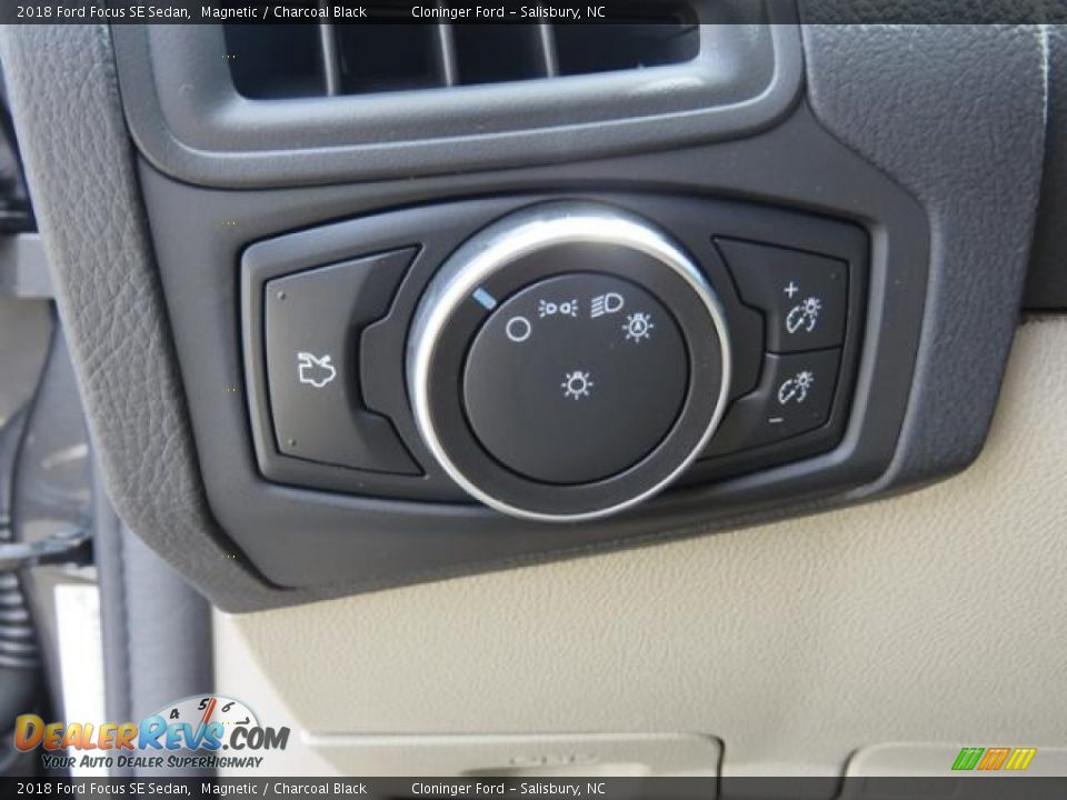 2018 Ford Focus SE Sedan Magnetic / Charcoal Black Photo #19