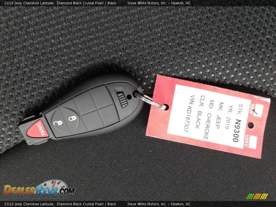 2019 Jeep Cherokee Latitude Diamond Black Crystal Pearl / Black Photo #24