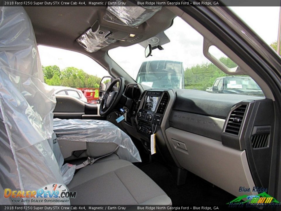 2018 Ford F250 Super Duty STX Crew Cab 4x4 Magnetic / Earth Gray Photo #32