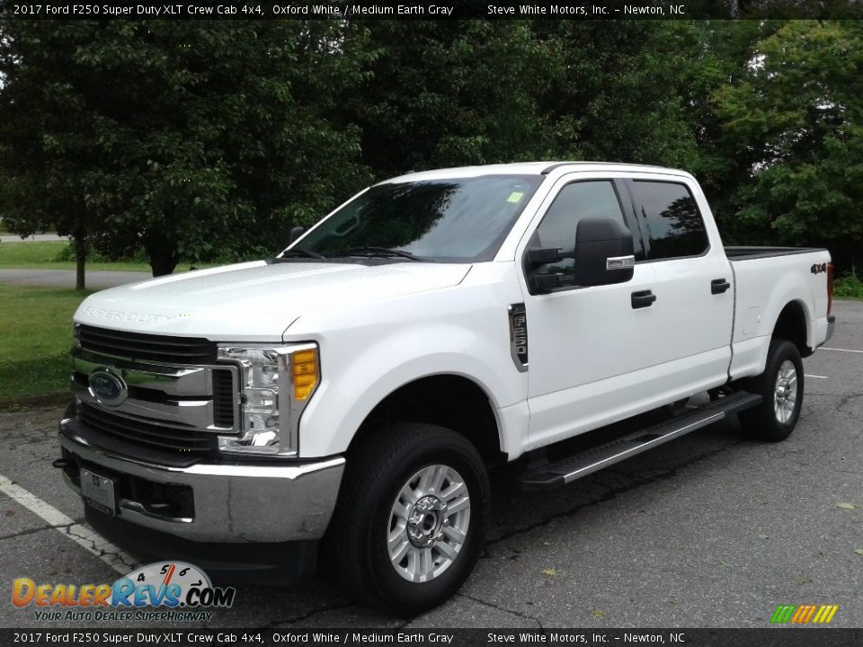 2017 Ford F250 Super Duty XLT Crew Cab 4x4 Oxford White / Medium Earth Gray Photo #2