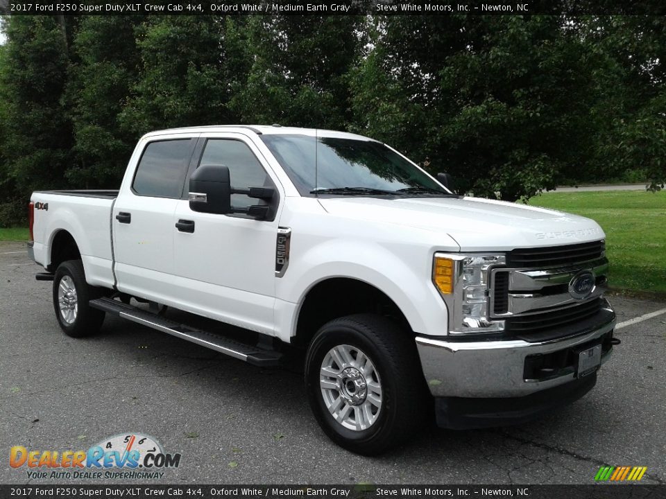 2017 Ford F250 Super Duty XLT Crew Cab 4x4 Oxford White / Medium Earth Gray Photo #4
