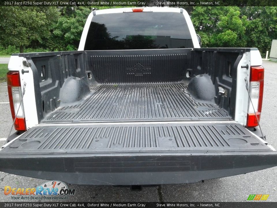 2017 Ford F250 Super Duty XLT Crew Cab 4x4 Oxford White / Medium Earth Gray Photo #12
