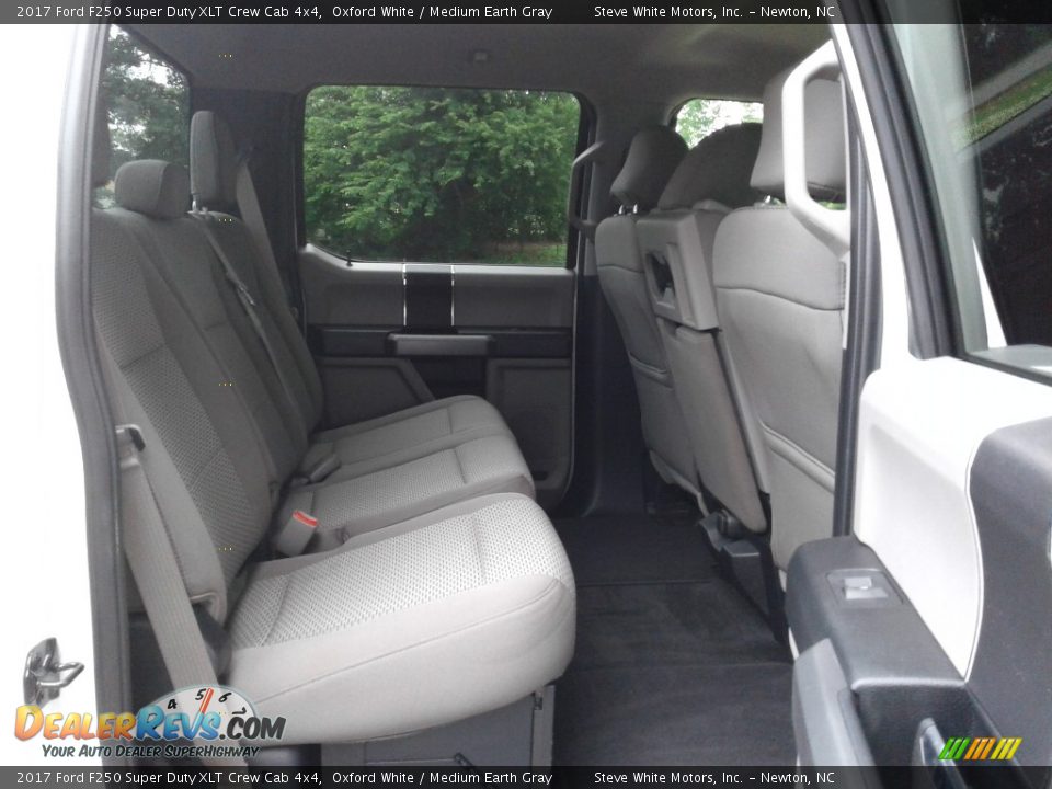 2017 Ford F250 Super Duty XLT Crew Cab 4x4 Oxford White / Medium Earth Gray Photo #13