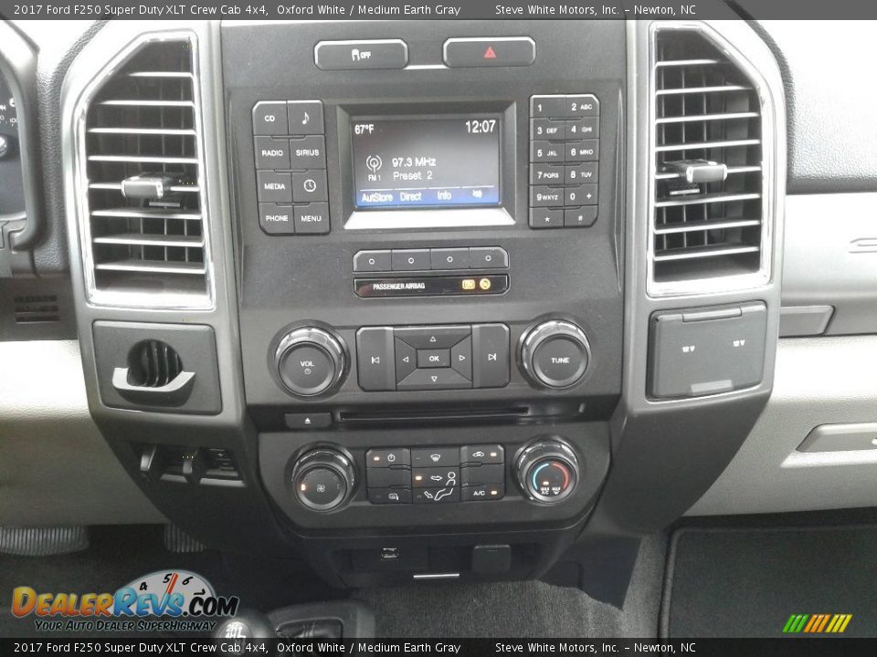 2017 Ford F250 Super Duty XLT Crew Cab 4x4 Oxford White / Medium Earth Gray Photo #18