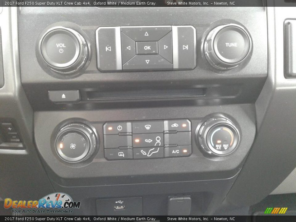 2017 Ford F250 Super Duty XLT Crew Cab 4x4 Oxford White / Medium Earth Gray Photo #21