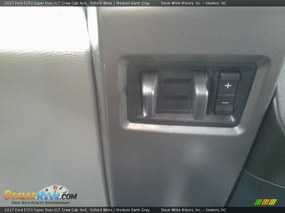 2017 Ford F250 Super Duty XLT Crew Cab 4x4 Oxford White / Medium Earth Gray Photo #22