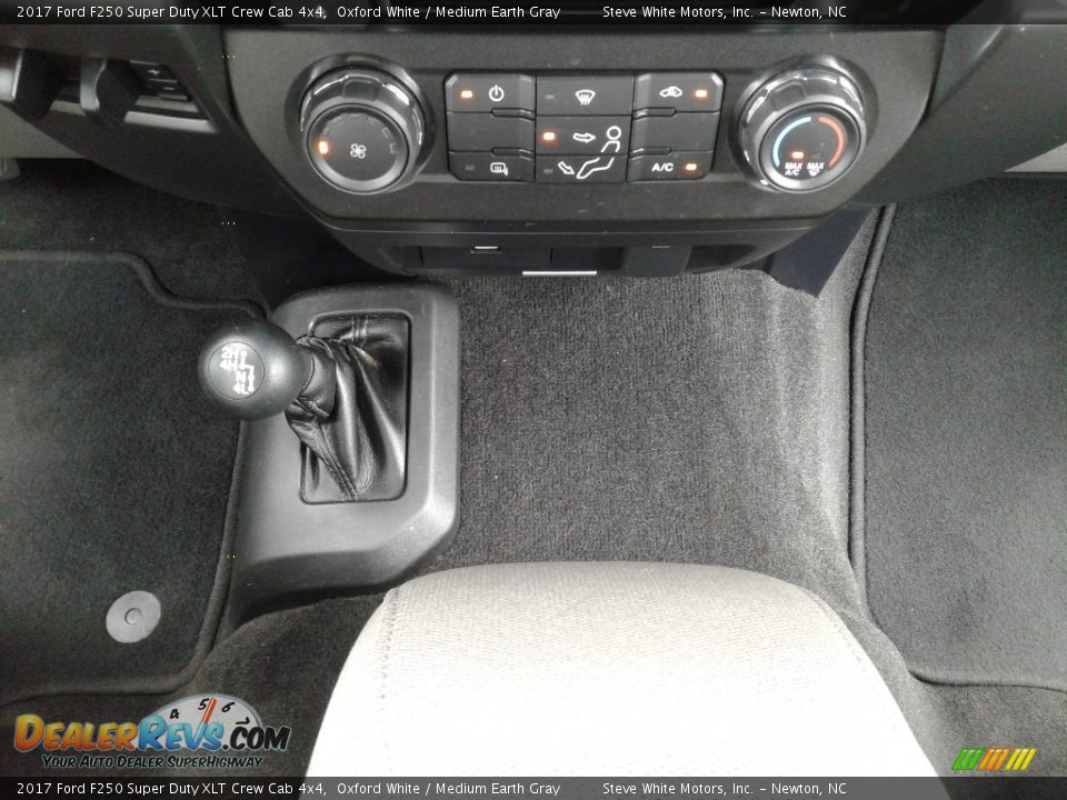 2017 Ford F250 Super Duty XLT Crew Cab 4x4 Oxford White / Medium Earth Gray Photo #23